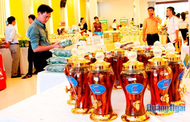  Rượu sâm cau Việt của cơ sở sản xuất Nguyễn Đình Trung, ở thị trấn Di Lăng (Sơn Hà).