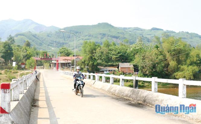  Hệ thống giao thông ở huyện Ba Tơ đã cơ bản đảm bảo việc đi lại, giao thương hàng hóa của người dân.