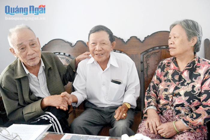 Ông Phan Long Nghê (giữa) trở về với người thân sau 50 năm được công nhận là liệt sĩ.
