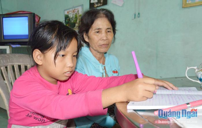 Bà Phan Thị Lý động viên Quỳnh học bài để sau này có cuộc sống tốt đẹp hơn.