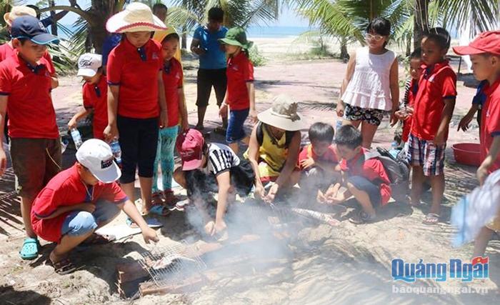  Trẻ em thích thú khi trải nghiệm tour du lịch đến với bãi biển Mỹ Khê.