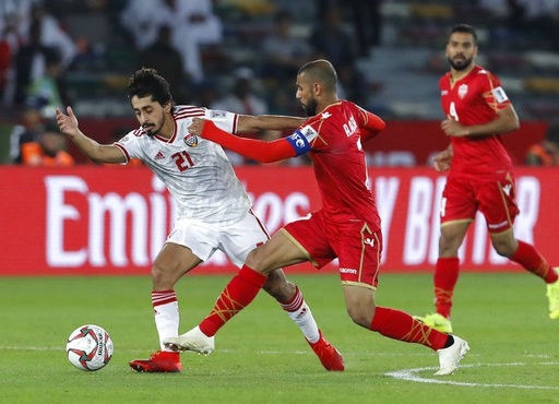  UAE (áo trắng) chưa thể hiện được kỳ vọng ở trận đầu ra quân