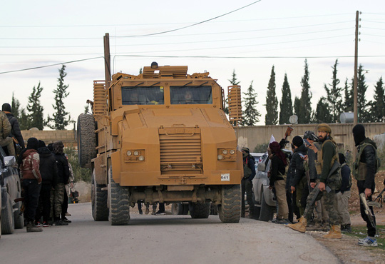 Binh lính Thổ Nhĩ Kỳ lái xe quân sự tại Manbij, Syria. Ảnh: Reuters