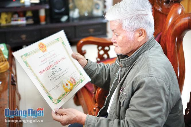 Ông Ngô Đức Tấn được tặng thưởng Huân chương Chiến công vì đã hoàn thành xuất sắc nhiệm vụ quốc tế vẻ vang tại Campuchia.         Ảnh: P.Lý