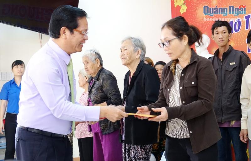 Ủy viên Trung ương Đảng, Bí thư Tỉnh ủy, Trưởng Đoàn ĐBHQ tỉnh Lê Viết Chữ trao tặng quà Tết cho các hộ nghèo TP. Quảng Ngãi