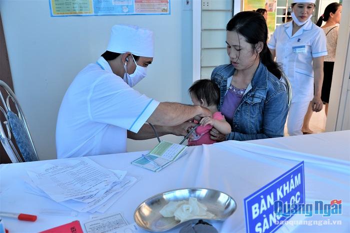 Trước khi tiêm vắc xin cho trẻ, nhân viên y tế luôn khám sàng lọc và tư vấn cụ thể để phụ huynh hiểu và an tâm