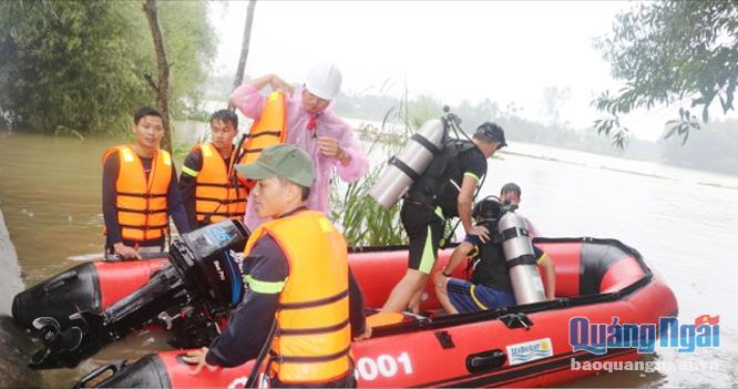 Đội công tác chữa cháy và cứu nạn cứu hộ, Phòng Cảnh sát PCCC, Công an tỉnh Quảng Ngãi tìm kiếm người đuối nước trong mưa lũ.