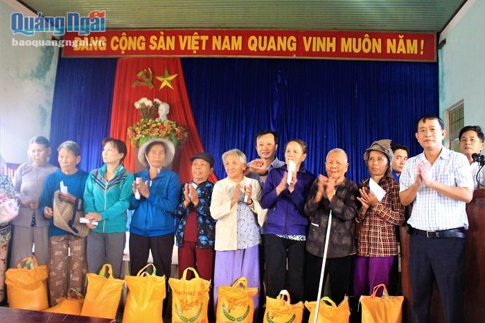 Lãnh đạo UBMTTQ tỉnh và Giám đốc Công ty TNHH TM DV Đại Tân Thành  tặng quà hộ nghèo.