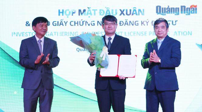   Chủ tịch UBND tỉnh Trần Ngọc Căng và lãnh đạo Ban Quản lý KKT Dung Quất và các KCN tỉnh trao giấy chứng nhận đầu tư cho Nhà máy sản xuất và chế biến nệm của Gesin Việt Nam.