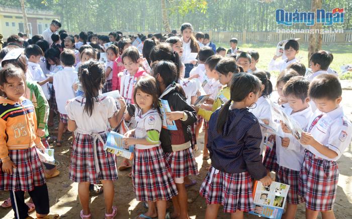Học sinh bậc tiểu học ở huyện Ba Tơ được cấp tài liệu về cách chăm sóc sức khỏe. Ảnh: K.Ngân