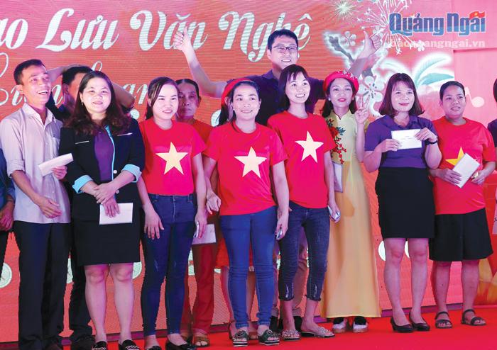 Lãnh đạo Công ty Galant Dachan Seafood trao quà cho công nhân. Ảnh: Trang Phạm