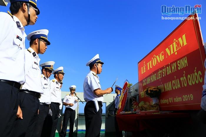 Lễ tưởng niệm các liệt sỹ hy sinh trong khi làm nhiệm vụ trên thềm lục địa phía Nam của Tổ quốc được diễn ra trang nghiêm trên boong tàu Trường Sa 08 trong một sớm tinh mơ của tháng đầu năm 2019