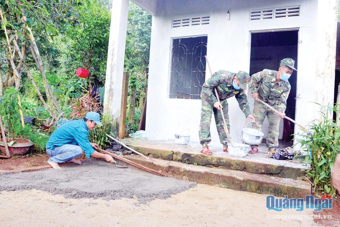 Cán bộ, chiến sĩ Hải đội 2 và thanh niên xã Bình Châu  (Bình Sơn), sơn sửa lại nhà cho ông Nguyễn Văn Diệt.