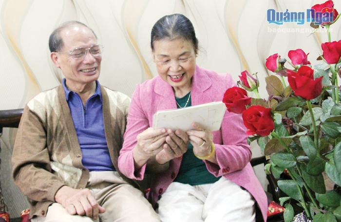   Những lúc rảnh rỗi, vợ chồng ông Nguyễn Văn Đoàn và bà Nguyễn Thị Tình thường cùng nhau xem lại cuốn nhật ký ghi chép những ngày phục vụ bên Bác Hồ (1965 - 1969).                                                                                                                                Ảnh: T.Nhị
