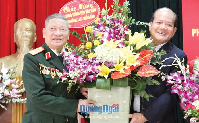   Trung tướng Tạ Nhân - Phó Chủ nhiệm Ủy ban Kiểm tra Quân ủy Trung ương (bên phải) tặng hoa, chúc mừng Trung tướng Tiêu Văn Mẫn.                                                                                                     Ảnh: Th.Nhị