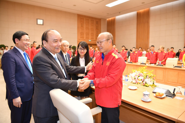 Thủ tướng Nguyễn Xuân Phúc chúc mừng HLV Park Hang Seo sau tấm HCV AFF Cup 2018 - Ảnh: Nguyễn Khánh
