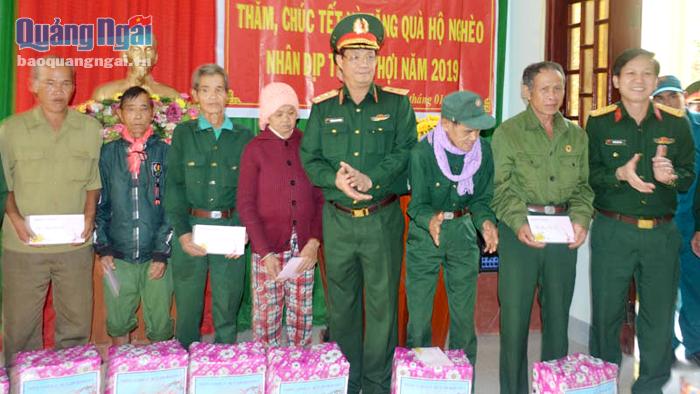 Trung tướng Trần Quang Phương tặng quà Tết cho đồng bào xã Ba Vinh (Ba Tơ).                           ẢNH: THÀNH DUY