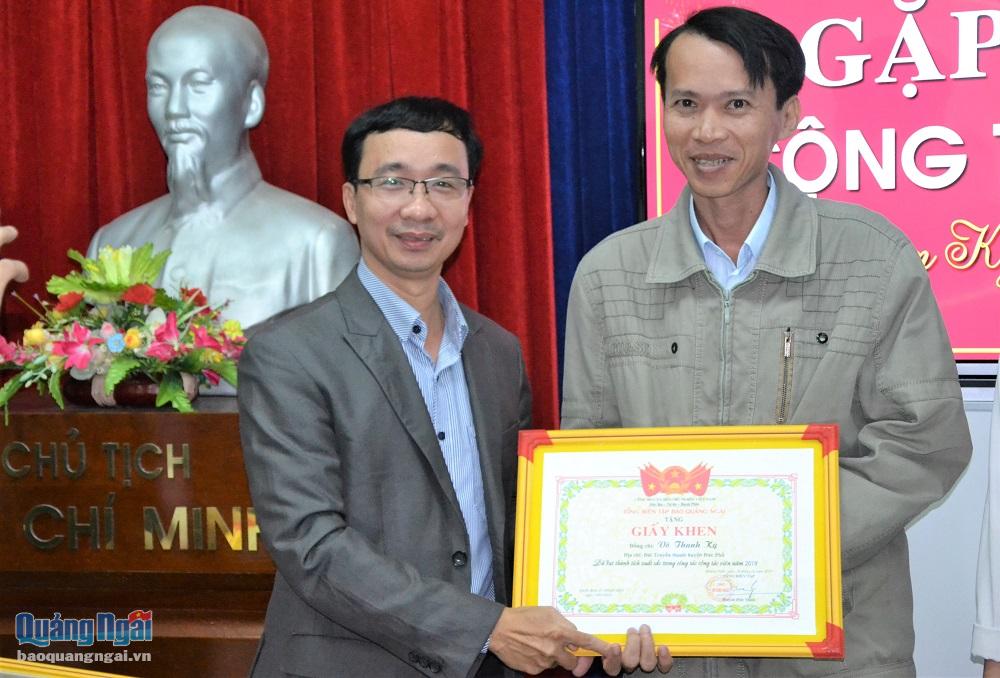 Tại buổi gặp mặt, Báo Quảng Ngãi đã trao giây khen cho 3 cộng tác viên vì có những đóng góp tích cực trong công tác tuyên truyền của Báo trong năm 2018