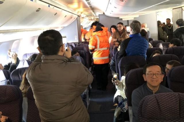 Bên trong máy bay United Airlines mắc kẹt trên đường băng Canada vì thời tiết quá lạnh (Ảnh: Twitter)