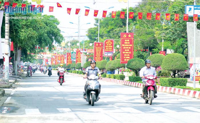 Trang trí đường phố phục vụ các sự kiện chính trị của tỉnh và thành phố là nhiệm vụ trọng tâm của Trung tâm Truyền thông - Văn hóa - Thể thao TP.Quảng Ngãi