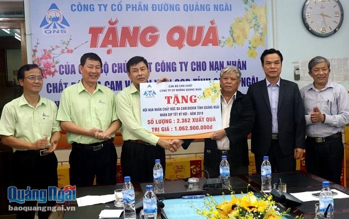  Công ty Cổ phần Đường Quảng Ngãi trao bảng tượng trưng tặng quà cho nạn nhân chất độc da cam.