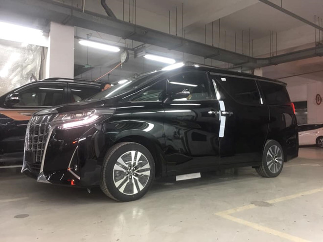 Toyota Alphard 2019 bất ngờ xuất hiện tại một đại lý ở Hà Nội. Ảnh: Manh Lam Gia.
