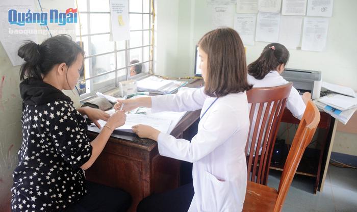 Người bệnh đến khám bệnh, nhận thuốc tại Trạm Y tế xã Sơn Tân (Sơn Tây).    