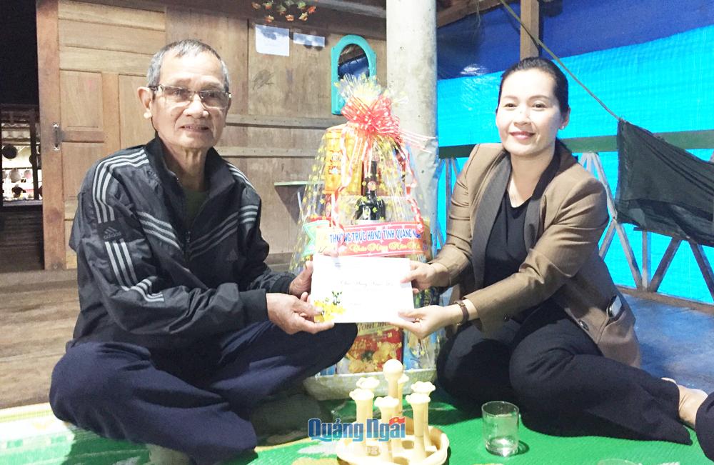  Phó Chủ tịch HĐND tỉnh Đinh Thị Hồng Minh thăm và tặng quà Tết cho gia đình cán bộ lão thành cách mạng ở huyện Ba Tơ.               Ảnh: M.Hạ