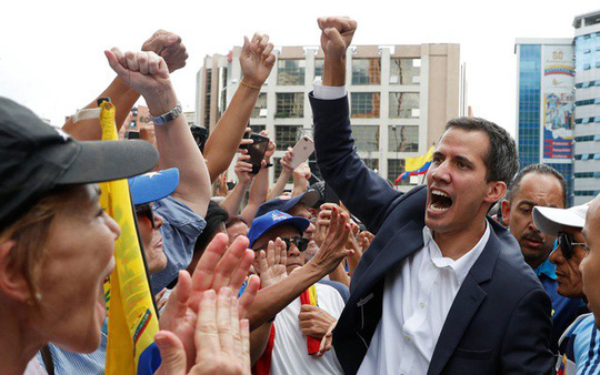 Nhiều người dân Venezuela xuống đường ủng hộ ông Guaido ở thủ đô Caracas hôm 23-1. Ảnh: Reuters