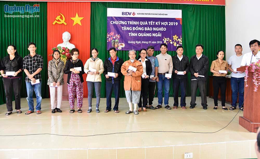 Đại diện BIDV Quảng Ngãi trao quà Tết cho người dân tại phường Trần Hưng Đạo, TP. Quảng Ngãi