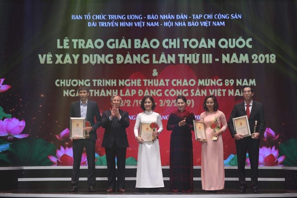  Chủ tịch Quốc hội Nguyễn Thị Kim Ngân và Thường trực Ban Bí thư Trần Quốc Vượng trao giải cho các tác giả đoạt Giải A. Ảnh: VGP/Nhật Bắc