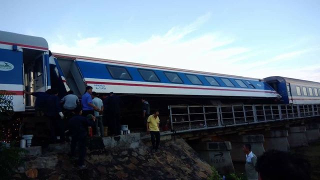 Tàu Bắc Nam gặp sự cố khi qua địa phận tỉnh Bình Thuận gây ách tắc tuyến đường sắt