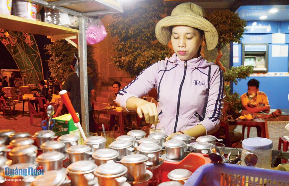 Quán cà phê của vợ chồng anh Vũ Viết Nam được mở bán vào lúc 0 giờ 30 phút tại ngã tư Quang Trung - Nguyễn Nghiêm.  Ảnh: Đình Diệu
