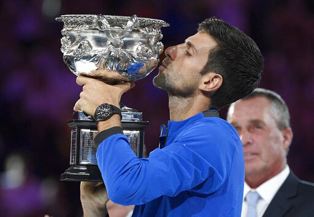 Djokovic nhận cúp vô địch