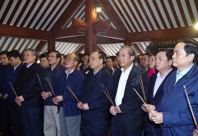 Thủ tướng Nguyễn Xuân Phúc cùng nhiều vị lãnh đạo, nguyên lãnh đạo Đảng, Nhà nước dâng hương, báo công lên Chủ tịch Hồ Chí Minh tại đền thờ Bác Hồ trên đỉnh Ba Vì, Hà Nội.