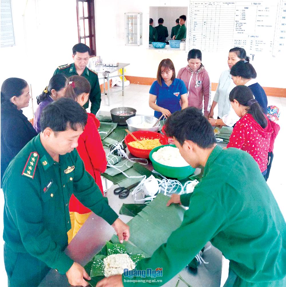 Chị em phụ nữ và Đoàn Thanh niên xã Bình Châu (Bình Sơn) cùng cán bộ, chiến sĩ Hải đội 2 làm bánh đón Tết sớm. ảnh: X.THIÊN