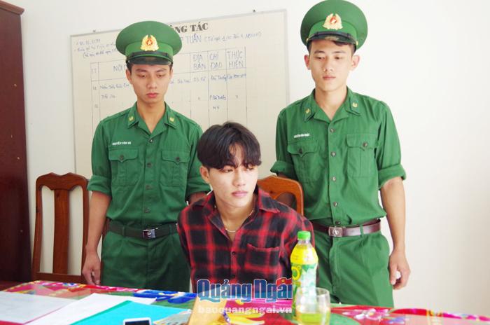 Đối tượng Nguyễn Đức Trọng bị Đồn biên phòng Sa Huỳnh bắt giữ, vì mua bán trái phép chất ma túy.                                                                                       Ảnh: Khánh Toàn