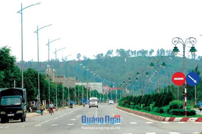 Tuyến đường ven biển Dung Quất - Sa Huỳnh được đầu tư đã mở ra trang mới cho vùng đất nghèo khó dọc hai bên bờ sông Trà Khúc và ven biển Quảng Ngãi.   