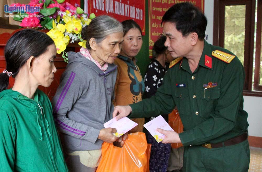 hính ủy Bộ Chỉ huy Quân sự tỉnh đại tá Bùi Tá Tuân trao quà Tết cho người nghèo