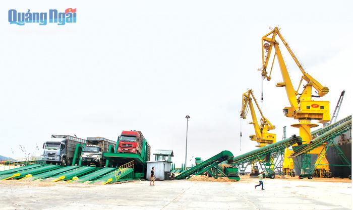 Thu hút đầu tư phát triển cảng biển và hệ thống logistic là một ưu tiên của tỉnh trong năm 2019. Trong ảnh: Hoạt động tại cảng Hào Hưng Dung Quất.  