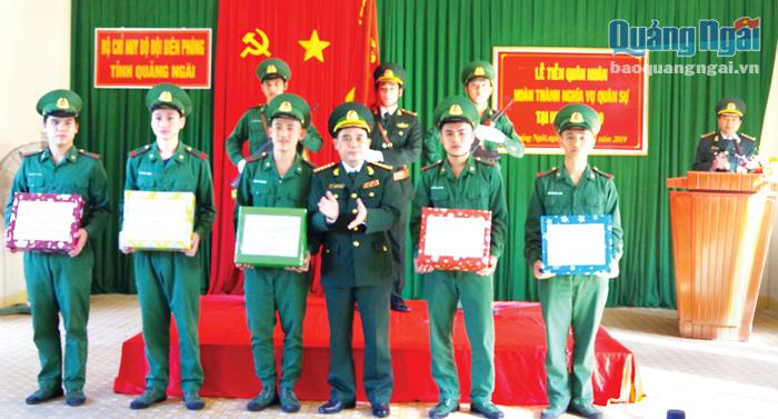 Bộ Chỉ huy BĐBP tỉnh tặng quà động viên quân nhân xuất ngũ năm 2019. Ảnh: K.Toàn