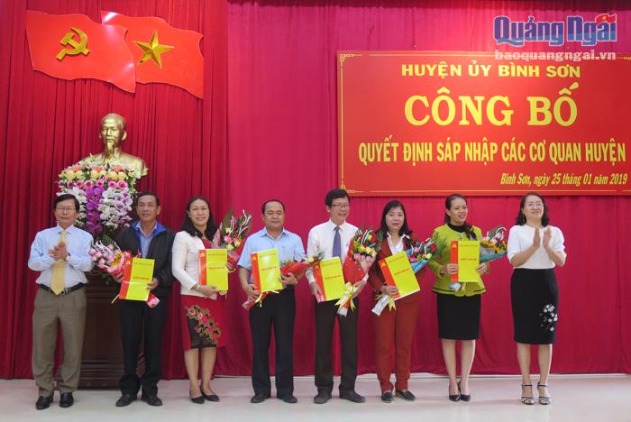 Ban Thường vụ Huyện ủy Bình Sơn công bố quyết định công tác cán bộ đối với một số cơ quan hợp nhất.