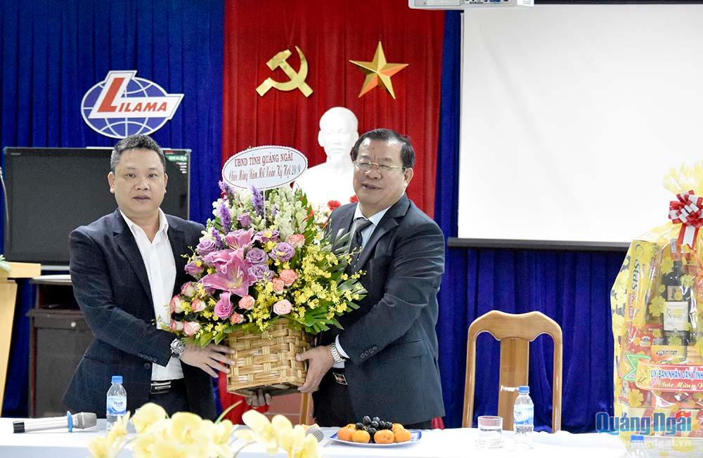 Phó chủ tịch Thường trực UBND tỉnh Nguyễn Tăng Bính chúc Tết Công ty 