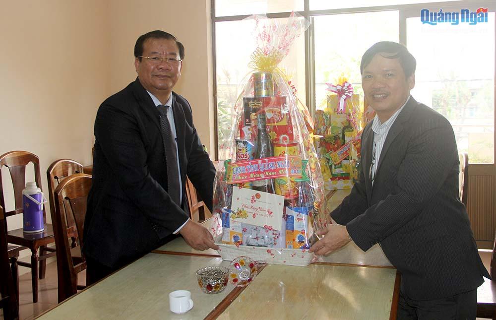 Phó chủ tịch Thường trực UBND tỉnh Nguyễn Tăng Bính chúc Đài khí tượng thủy văn Quảng Ngãi