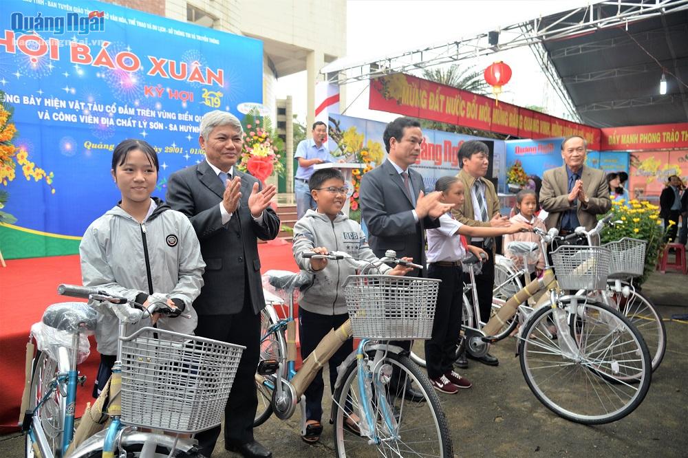 25 em học sinh nghèo hiếu học được trao xe đạp từ 