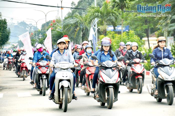 Đoàn viên, thanh niên ra quân tuyên truyền về đảm bảo trật tự an toàn giao thông.