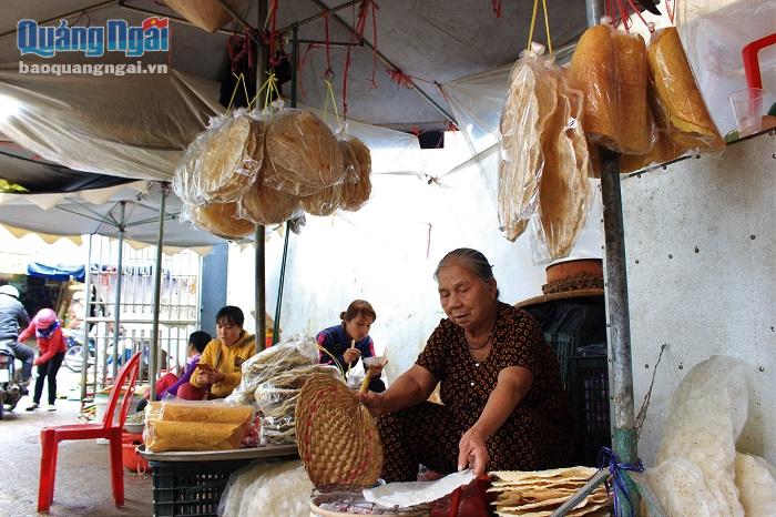 Dù không còn bán nhiều như trước nhưng cụ hồng vẫn ngày hai buổi ngồi quạt bánh tráng ở chợ tỉnh. 
