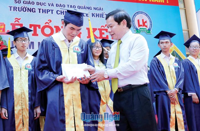 Bí thư Thành ủy Quảng Ngãi Đặng Văn Minh trao thưởng cho học sinh đạt giải cấp quốc gia năm học 2017 - 2018.                                         ẢNH: H.Khang