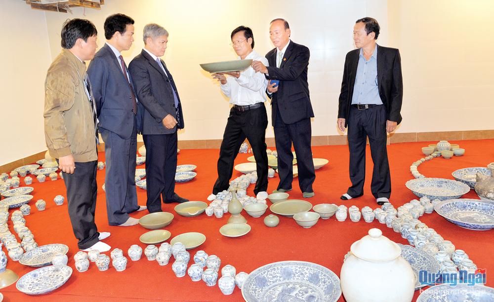 Gốm sứ cổ được khai quật từ những con tàu đắm trưng bày tại Trung tâm Phát huy giá trị di sản văn hóa đa năng Quảng Ngãi được khai trương ngày 29.1.2019.                                               ẢNH: THANH PHƯƠNG