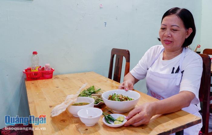  Bà Nguyễn Thị Tuyết luôn cầu kỳ, cẩn thận chế biến đúng cách món mì Quảng gà Quảng Nam.